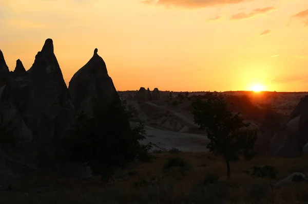 Naturalnej dolinie z kamienia wulkanicznego tufu skały w Göreme w Kapadocji, o zachodzie słońca. — Zdjęcie stockowe