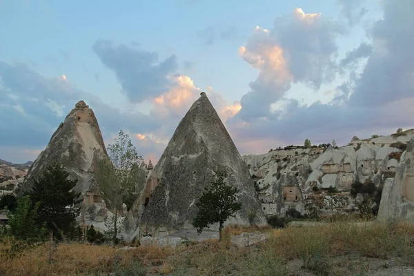 Natürliches Tal mit vulkanischen Tuffsteinfelsen in Goreme in Kappadokien, Türkei, bei Sonnenuntergang. — Stockfoto