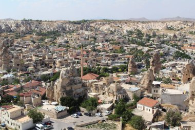 Göreme Köyü, Türkiye'de. Kırsal Cappadocia manzara. Taş evlerde Goreme, Nevsehir.