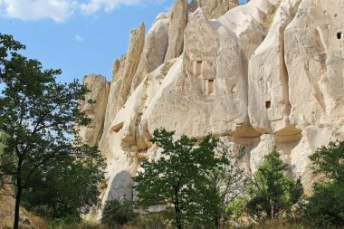 Doğal Meskendir Vadisi Göreme Kapadokya, Türkiye'de volkanik tüf taş kayalarda ile.