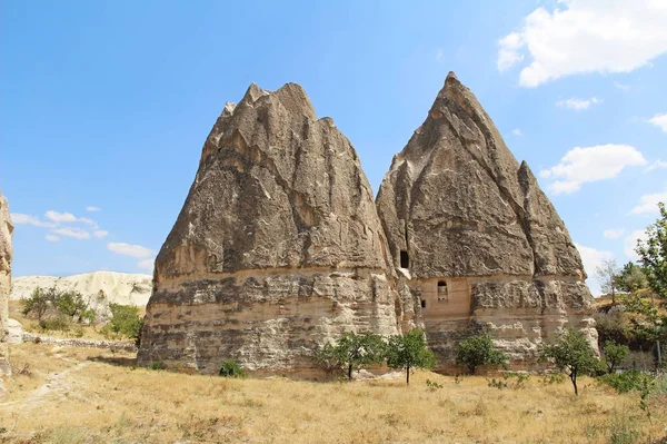 Naturalnej dolinie z kamienia wulkanicznego tufu skały w godzinach wieczornych. Göreme, Kapadocja, Turcja. — Zdjęcie stockowe