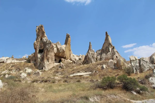 Volkanik tüf taşı ile doğal Vadisi akşam kayalar. Göreme, Kapadokya.