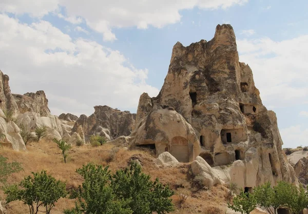 Natürliches Tal mit vulkanischen Tuffsteinfelsen am Abend. Goreme, Kappadokien, Türkei. — Stockfoto