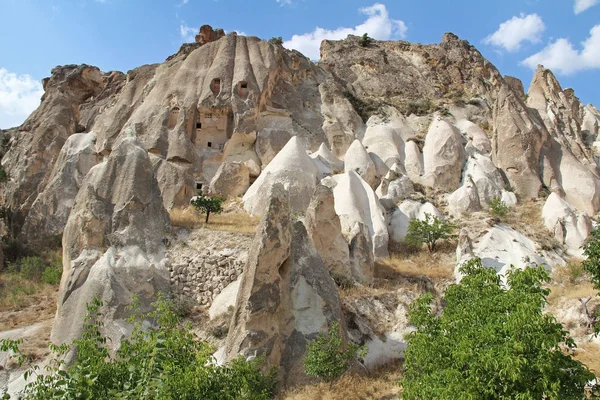 Naturalnej dolinie Meskendir z kamienia wulkanicznego tufu skały w Göreme w Kapadocji, Turcja. — Zdjęcie stockowe