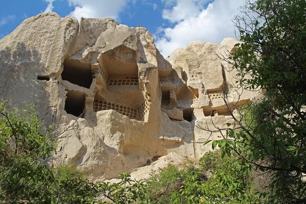 Természetes völgyben fekszik, a vulkáni tufa kő sziklák Goreme Cappadocia, Törökország. — Stock Fotó