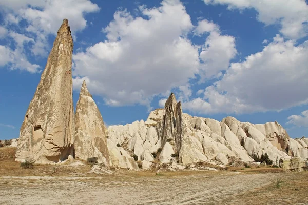 Natürliches Tal mit vulkanischen Tuffsteinfelsen in Goreme in Kappadokien, Türkei. — Stockfoto