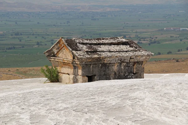 Hierapolisz antik sír a travertin mount Pamukkale városában. Denizli, Törökország. — Stock Fotó