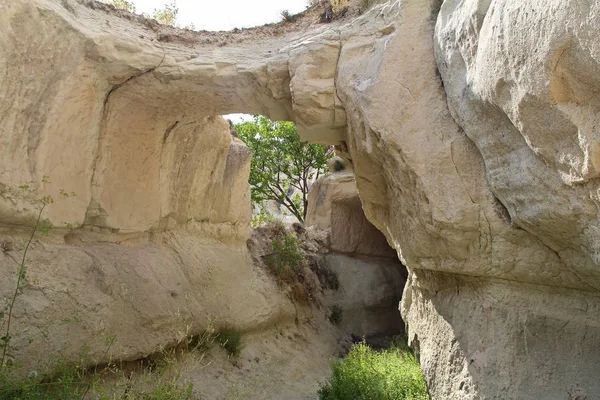 A táj Cappadocia. Hegyek és a folyosón, közöttük, és bennük. A híres turisztikai trekking Cappadocia, Törökország. — Stock Fotó