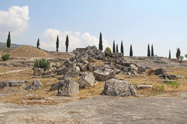 De ruïnes van de oude stad van Hiërapolis naast de travertijn-baden van Pamukkale, Turkije. — Stockfoto