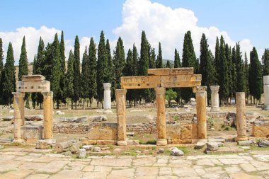 Traverten havuzları Pamukkale, Türkiye'nin yanındaki antik Hierapolis kenti kalıntıları.