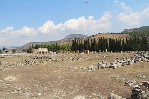 De ruïnes van de oude stad van Hiërapolis naast de travertijn-baden van Pamukkale, Turkije. — Stockfoto