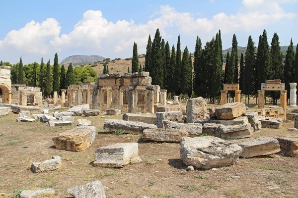 De ruïnes van de oude stad van Hiërapolis naast de travertijn-baden van Pamukkale, Turkije. — Stockfoto