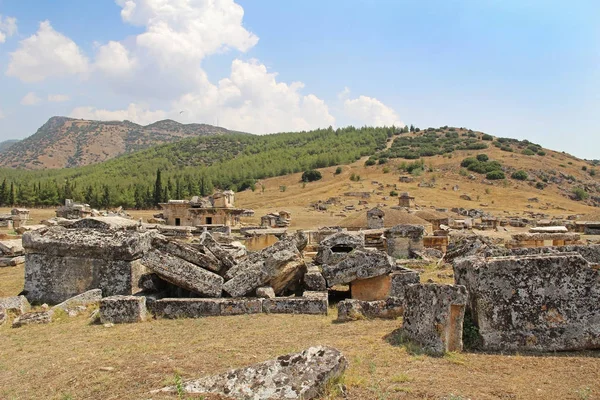 Traverten havuzları Pamukkale, Türkiye'nin yanındaki antik Hierapolis kenti kalıntıları. — Stok fotoğraf