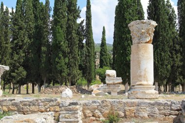 Traverten havuzları Pamukkale, Türkiye'nin yanındaki antik Hierapolis kenti kalıntıları.