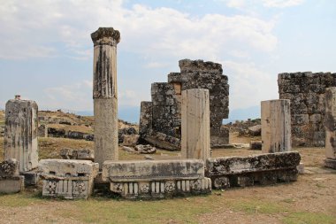 Traverten havuzları Pamukkale, Türkiye'nin yanındaki antik Hierapolis kenti kalıntıları.