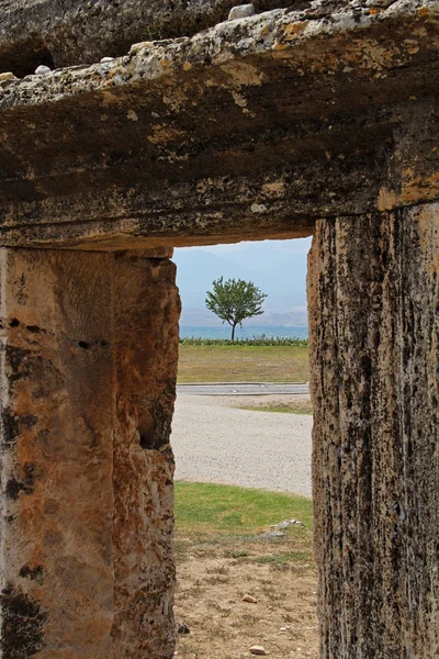 Le rovine dell'antica città di Hierapolis vicino alle piscine di travertino di Pamukkale, Turchia . — Foto Stock