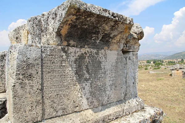 As ruínas da antiga cidade de Hierápolis ao lado das piscinas de travertino de Pamukkale, Turquia . — Fotografia de Stock