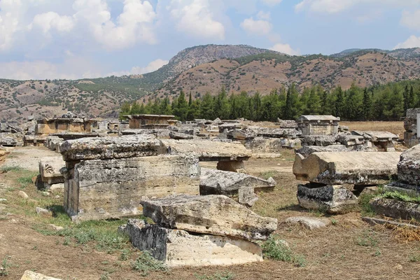 De ruïnes van de oude stad van Hiërapolis naast de travertijn-baden van Pamukkale, Turkije. — Stockfoto