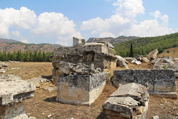 De ruïnes van de oude stad van Hiërapolis naast de travertijn-baden van Pamukkale, Turkije. — Stockfoto