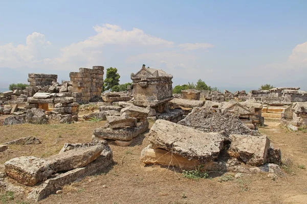 De ruïnes van de oude stad van Hiërapolis naast de travertijn-baden van Pamukkale, Turkije. — Stockfoto