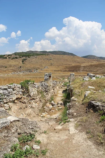 Руины древнего города Иераполис рядом с травертиновыми бассейнами Памуккале, Турция . — стоковое фото