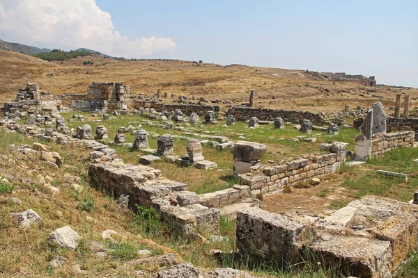 De ruïnes van de oude stad van Hiërapolis naast de travertijn-baden van Pamukkale, Turkije. — Stockfoto