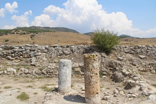 Руины древнего города Иераполис рядом с травертиновыми бассейнами Памуккале, Турция . — стоковое фото