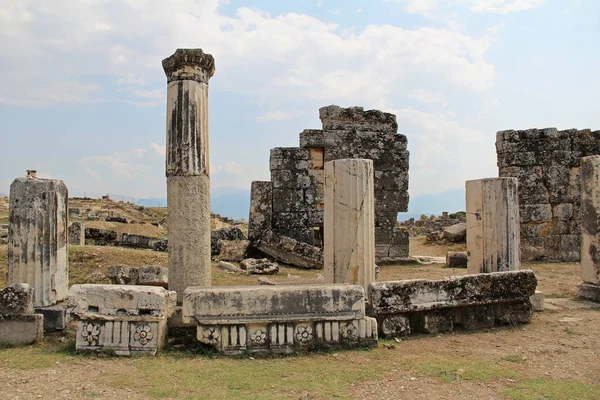 As ruínas da antiga cidade de Hierápolis ao lado das piscinas de travertino de Pamukkale, Turquia . — Fotografia de Stock