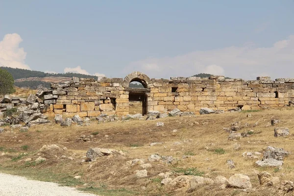 De ruïnes van de oude stad van Hiërapolis naast de travertijn-baden van Pamukkale, Turkije. — Stockfoto