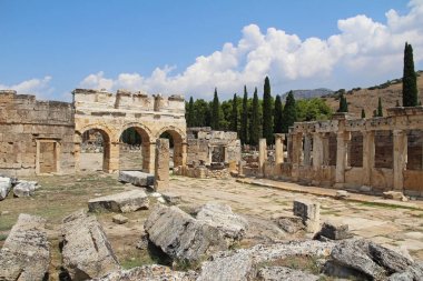 Traverten havuzları Pamukkale, Türkiye'nin yanındaki antik Hierapolis kenti kalıntıları. Frontinus sokak.