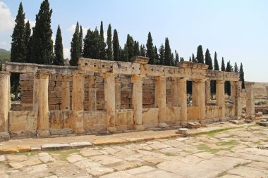 Traverten havuzları Pamukkale, Türkiye'nin yanındaki antik Hierapolis kenti kalıntıları. Frontinus sokak.