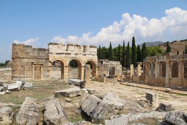 Traverten havuzları Pamukkale, Türkiye'nin yanındaki antik Hierapolis kenti kalıntıları. Frontinus sokak.