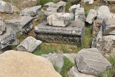 Traverten havuzları Pamukkale, Türkiye'nin yanındaki antik Hierapolis kenti kalıntıları. Bas-reliefs parçaları.