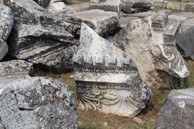 Traverten havuzları Pamukkale, Türkiye'nin yanındaki antik Hierapolis kenti kalıntıları. Bas-reliefs parçaları.