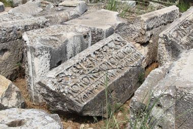 Traverten havuzları Pamukkale, Türkiye'nin yanındaki antik Hierapolis kenti kalıntıları. Bas-reliefs parçaları.