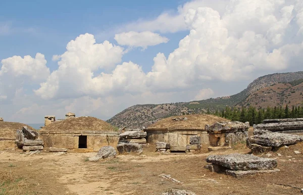 A romok az ősi Hierapolis város mellett a travertin medencék, Pamukkale, Törökország. Tumulus. — Stock Fotó