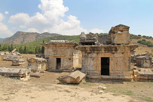 De ruïnes van de oude stad van Hiërapolis naast de travertijn-baden van Pamukkale, Turkije. Graven. — Stockfoto
