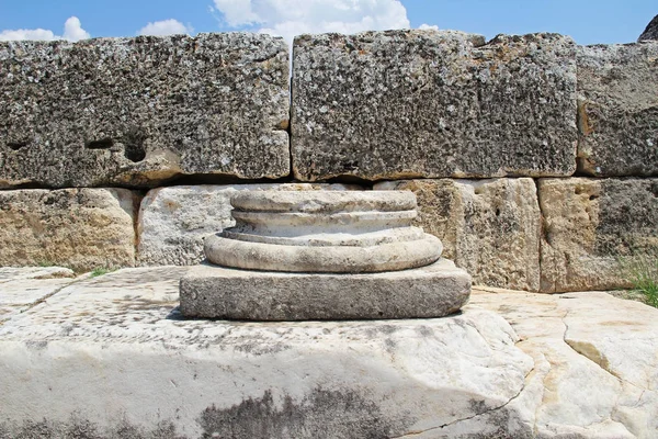 Las ruinas de la antigua ciudad de Hierápolis junto a las piscinas de travertino de Pamukkale, Turquía . — Foto de Stock