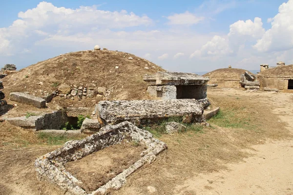 Las ruinas de la antigua ciudad de Hierápolis junto a las piscinas de travertino de Pamukkale, Turquía. Tumulus . — Foto de Stock