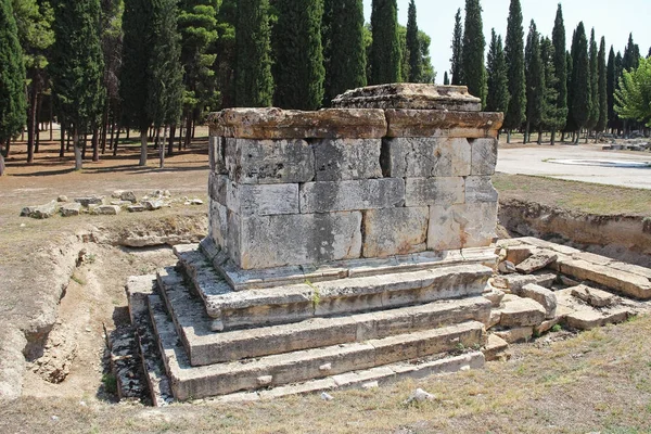 赫拉波利斯古城遗址, 旁边是土耳其棉花的石灰华水池。墓. — 图库照片