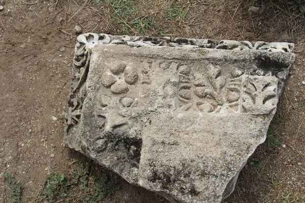 赫拉波利斯古城遗址, 旁边是土耳其棉花的石灰华水池。浮雕碎片. — 图库照片