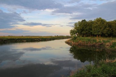 Bir yaz akşamı harika gün batımı göl. Rusya.