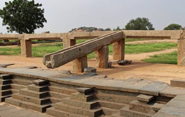 Rezervuar Pushkarni, Hampi, Hindistan Tungabhadra nehirden su için açık tekneler.