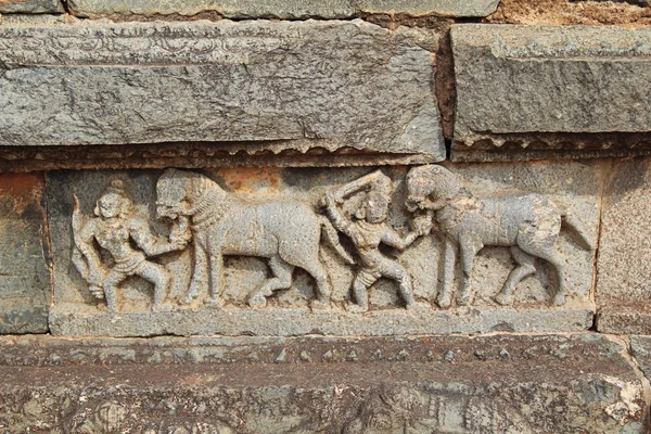 Hampi, Karnataka, Indien - 20 oktober 2017: Reliefer i Mahanavami Dibba - den stora plattformen Unesco världsarv. — Stockfoto