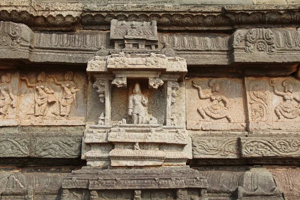 Hampi, karnataka, india - 20. Oktober 2017: Flachreliefs in Mahanavami dibba - der großen Plattform des Unesco-Weltkulturerbes. — Stockfoto