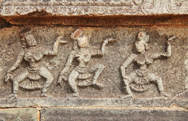 Hampi, Karnataka, Índia - 20 de outubro de 2017: Bas-reliefs in Mahanavami Dibba - A Grande Plataforma Patrimônio Mundial da UNESCO . — Fotografia de Stock