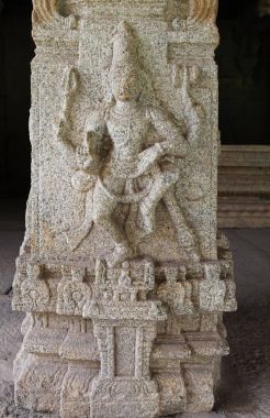 Hampi, Karnataka, Hindistan - 20 Ekim 2017: Hindu tapınak üzerine taş bas-reliefs. Prasanna Resul Tapınağı da Underground Shiva Tapınağı denir.