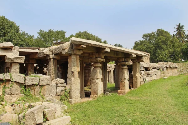 El templo de Prasanna Virupaksha también es conocido como el templo subterráneo de Shiva en Hampi, Karnataka, India . — Foto de Stock