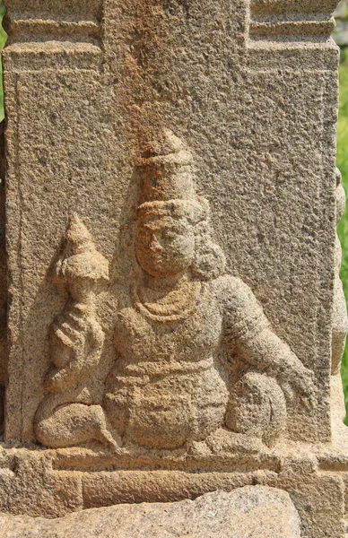 Hampi, Karnataka, India - 20 de octubre de 2017: Bajorrelieves de piedra en templos hindúes. El templo de Prasanna Virupaksha también se conoce como el templo subterráneo de Shiva . — Foto de Stock