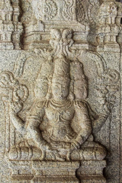 Hampi, karnataka, india - 20. Oktober 2017: steinerne Basreliefs an hinduistischen Tempeln. prasanna virupaksha Tempel ist auch als unterirdischer Shiva Tempel bekannt. — Stockfoto